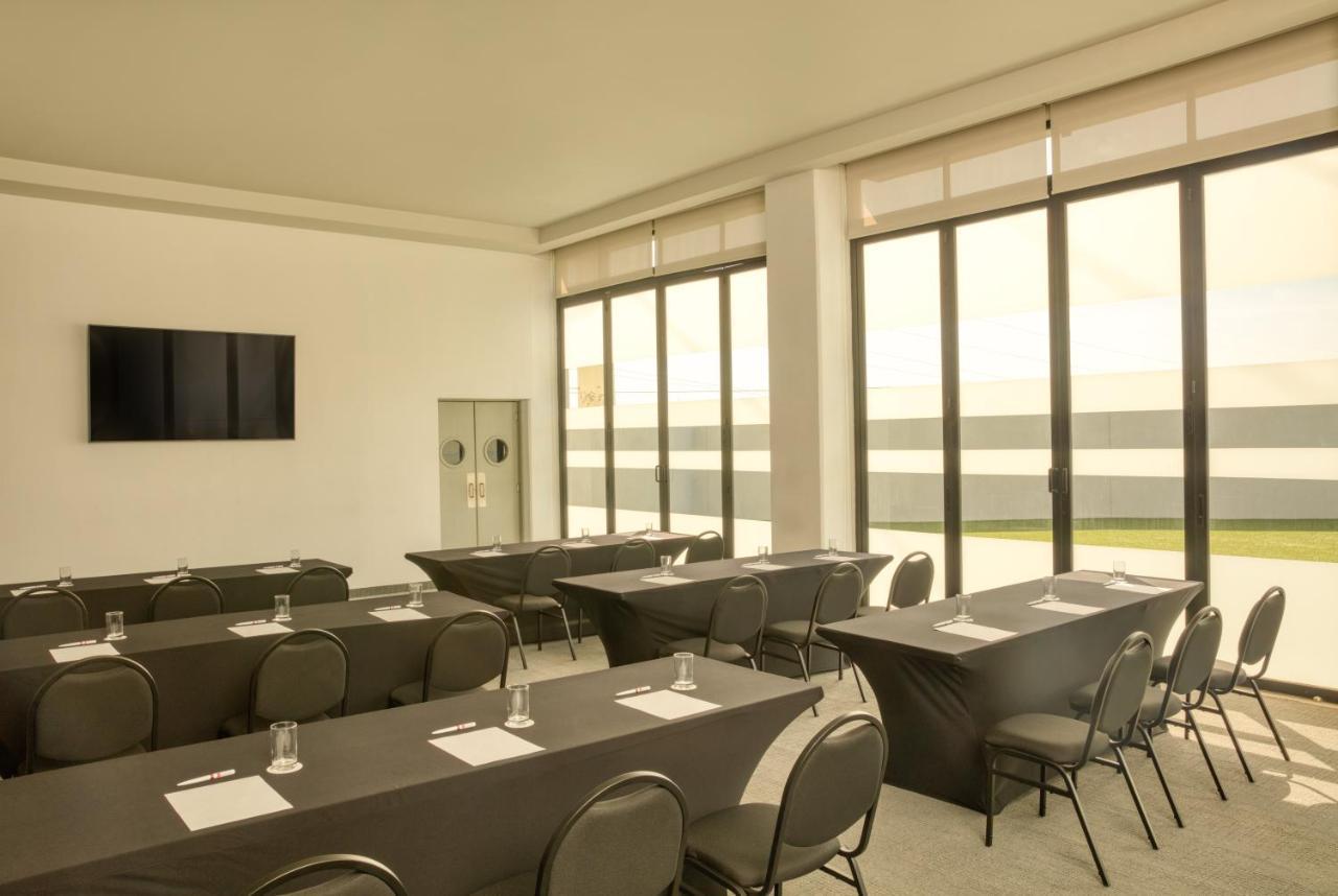 Fiesta Inn Guadalajara Aeropuerto Las Pintas Екстер'єр фото
